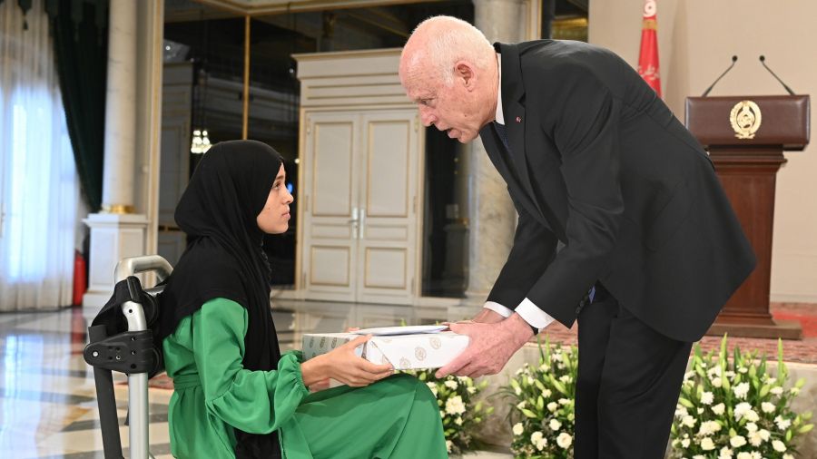 الرئيس التونسي يصلح ''خطأ'' فادح ورد في نشرة أخبار عن النبي محمد.. اتفرج