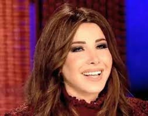 رجل متهور غلبت عليه رجولته يباغت المطربة نانسي عجرم بقبلة مفاجئة أمام الجمهور.. ردة فعلها صدمت الجميع!!