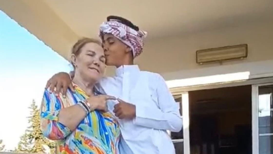 اتفرج صورة تثير اعجاب جمهور رونالدو لكريستيانو جونيور بالزي السعودي يقبل رأس جدته