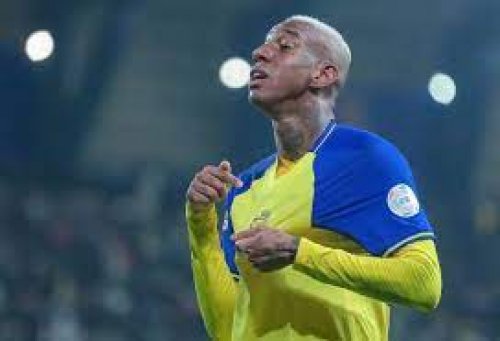 مشجع أهلاوي يصدم الجميع ويقذف بزجاجة صوب تاليسكا أصابته في الرأس ... وما حصل له بعد ذلك صعق العالم !