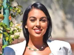 بإطلالة جريئة جدا .. هكذا احتفلت جورجينا باليوم الوطني السعودي!