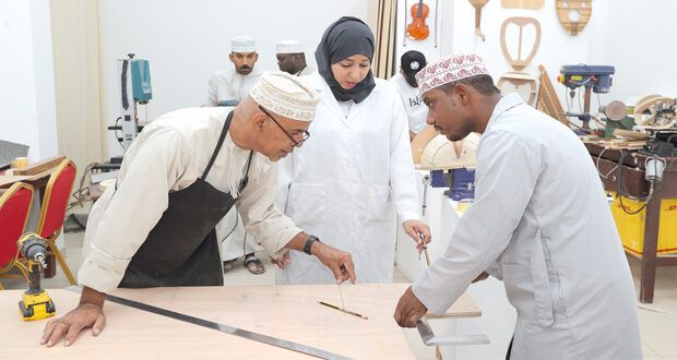 دورة تدريبية فـي الأدوار الميكانيكية لآلة العود بالجمعية العمانية للفنون