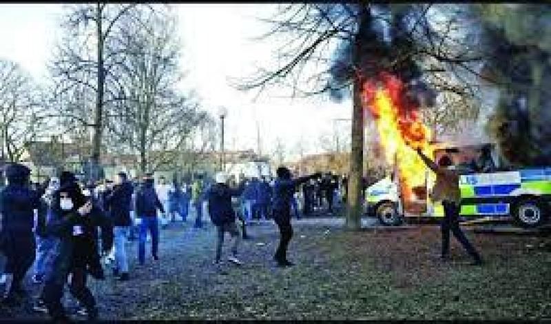 الإمارات تدين بشدة تمزيق نسخ من القرآن الكريم في هولندا