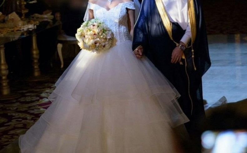 سعودية أجبرها والدها على الزواج من شقيق زوجها بعد وفاته وفي ليلة الزفاف اخبرها سرا فطلبت الطلاق فورا