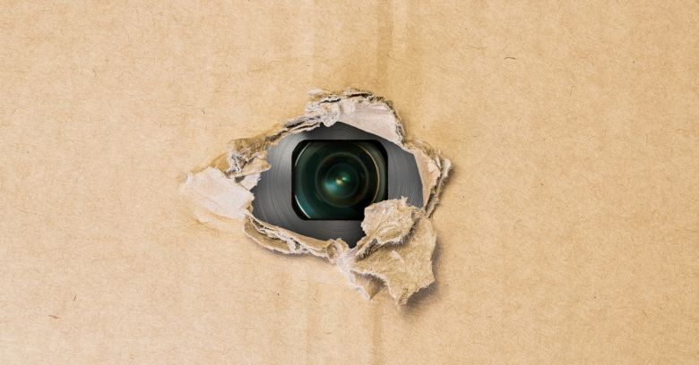 سعودية تسمع اصوات من غرفة ابنتها ليلا.. فوضعت لها كاميرا مراقبه وعندما شاهدتها كانت المفاجأة