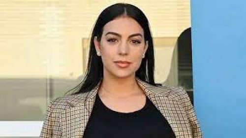 جورجينا رودريجيز تحتفل باليوم الوطني للسعودية وتثير عاصفة كبيرة من الانتقادات: إطلالات متناقضة تثير ضجة عارمة على منصات التواصل الاجتماعي!!