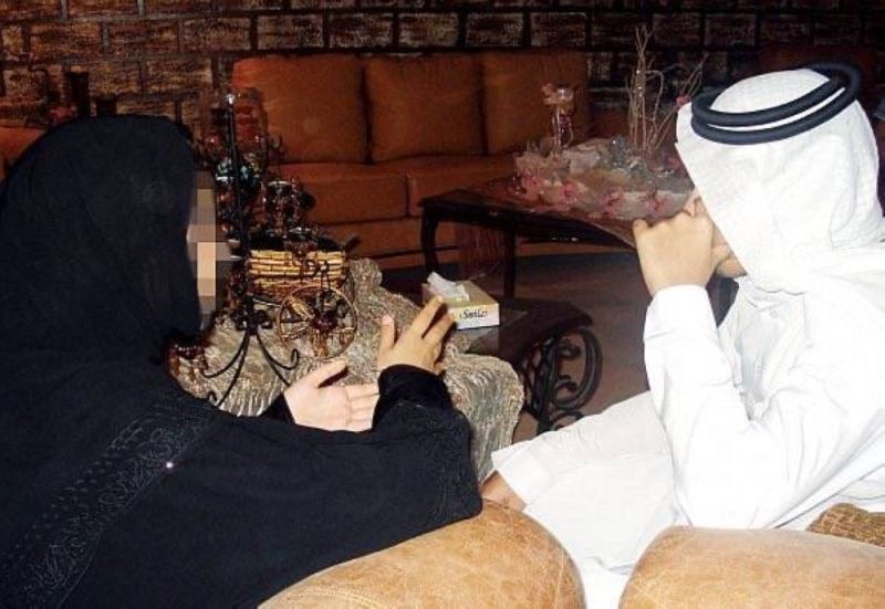 اتفرج شاب سعودي يفاجئ فتاة بطلب غريب بعد النظرة الشرعية الأولى ويتسبب بانهيارها ..صورة