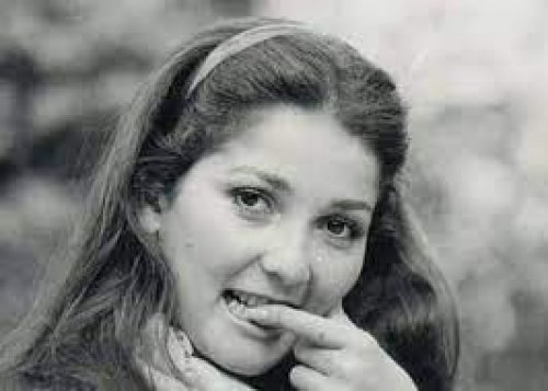 عجوز بدينة.. إطلالة مفزعة للفنانة آثار الحكيم بعمر الـ 70 عام.. شاهدوا كيف تغيرت 360 درجة الآن!!