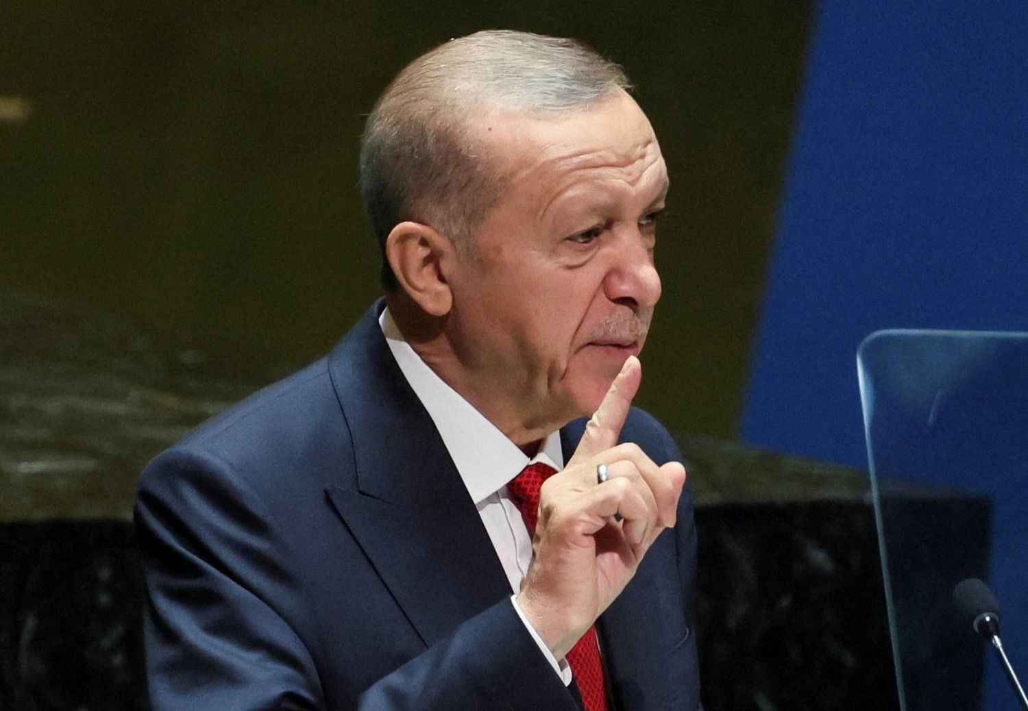 اتفرج "إردوغان" يخرج عن صمته ويكشف السبب الصادم بشأن الاعتداءات العنصرية ضد السياح العرب في تركيا