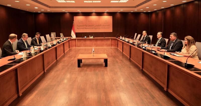وزير السياحة والآثار يلتقي بالمبعوث التجاري لرئيس الوزراء البريطاني