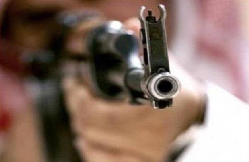 اتفرج الصدمة..سعودي قرر قتل ابنته الشابة وعندما أخرج مسدسه ليقضي عليها وقعت مفاجأة لا يصدقها العقل