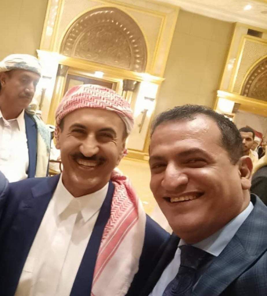 صور تثير مواقع التواصل الاجتماعي لنجل الرئيس الراحل صالح "أحمد علي" يظهر بجانب مسؤولين يشاركون فرحة صالح بعرس نجله عفاش