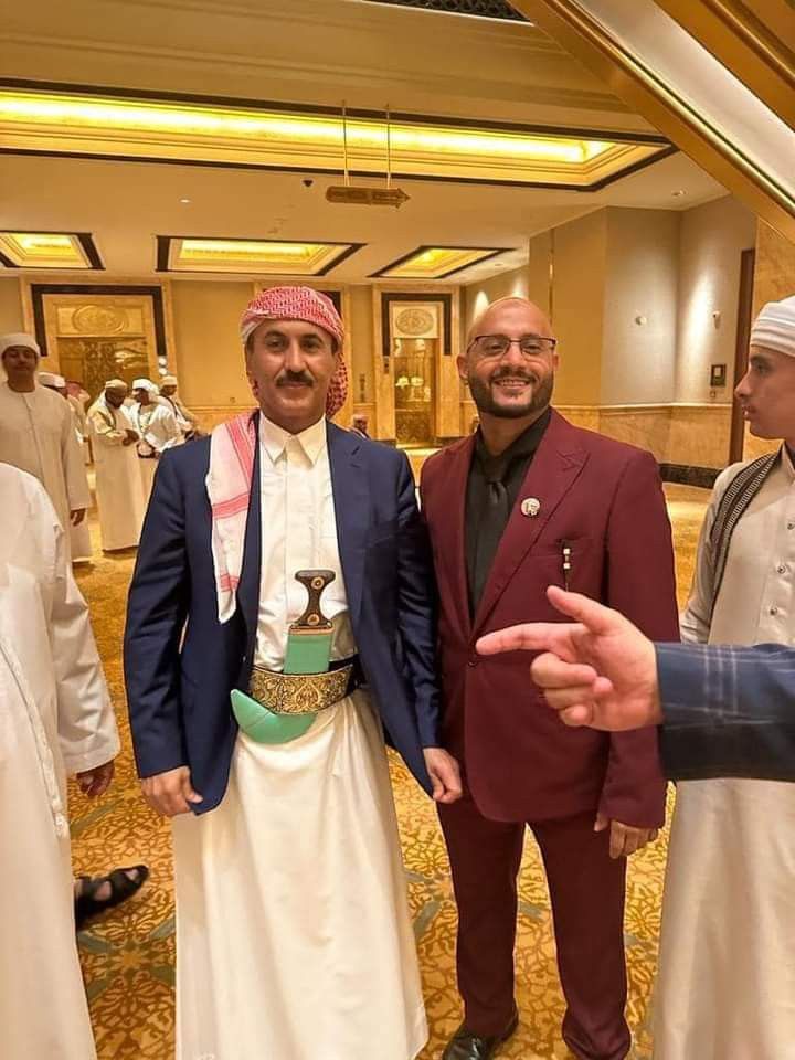 صور تثير مواقع التواصل الاجتماعي لنجل الرئيس الراحل صالح "أحمد علي" يظهر بجانب مسؤولين يشاركون فرحة صالح بعرس نجله عفاش