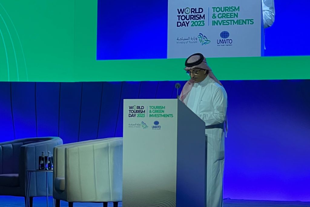 تعرف على المذيعة ماريا التي خطفت إشادة وزير السياحة السعودي..صور