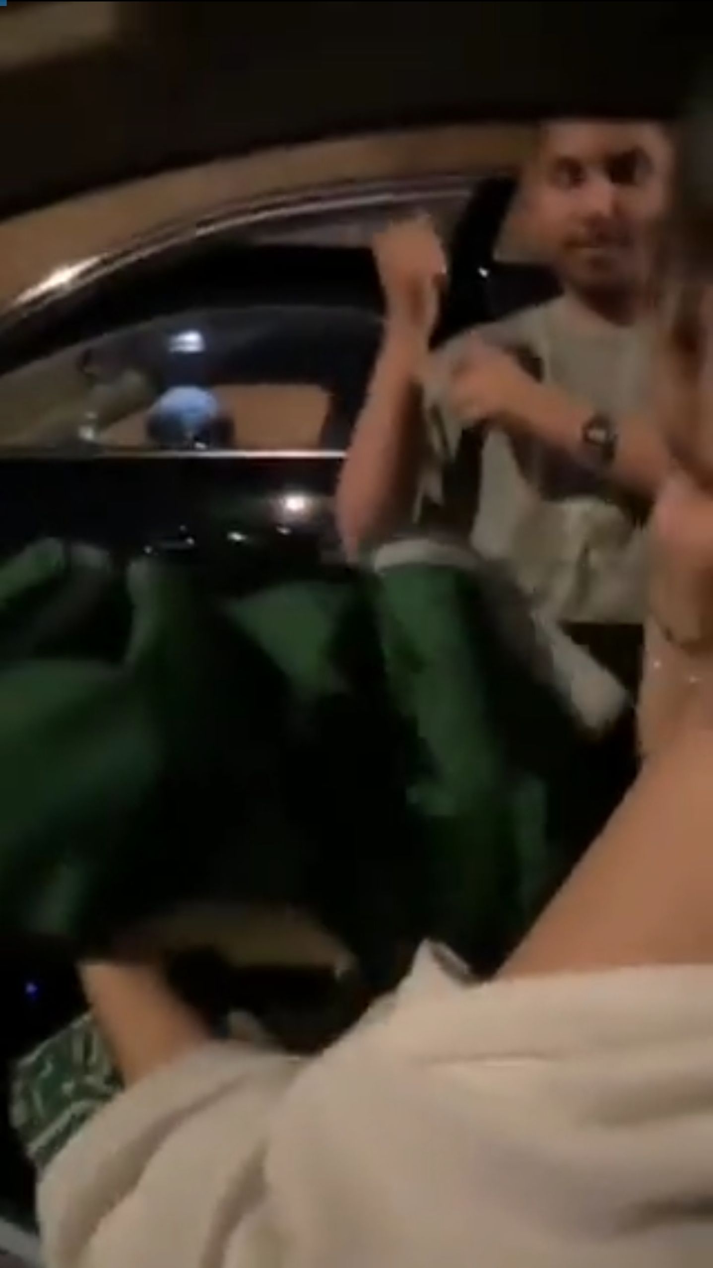 اتفرج ..سائحة أجنبية في السعودية تبكي بحرقة وسط الشارع بسبب ما حدث لها مع شاب سعودي!!