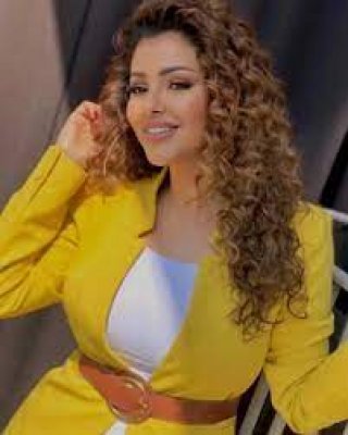 اجمل مذيعة سعودية حسناء تستعرض جمالها وانوثتها القاتلة في موضة عام2023.. الجمهور يصفها بحورية الأرض الساحرة!!