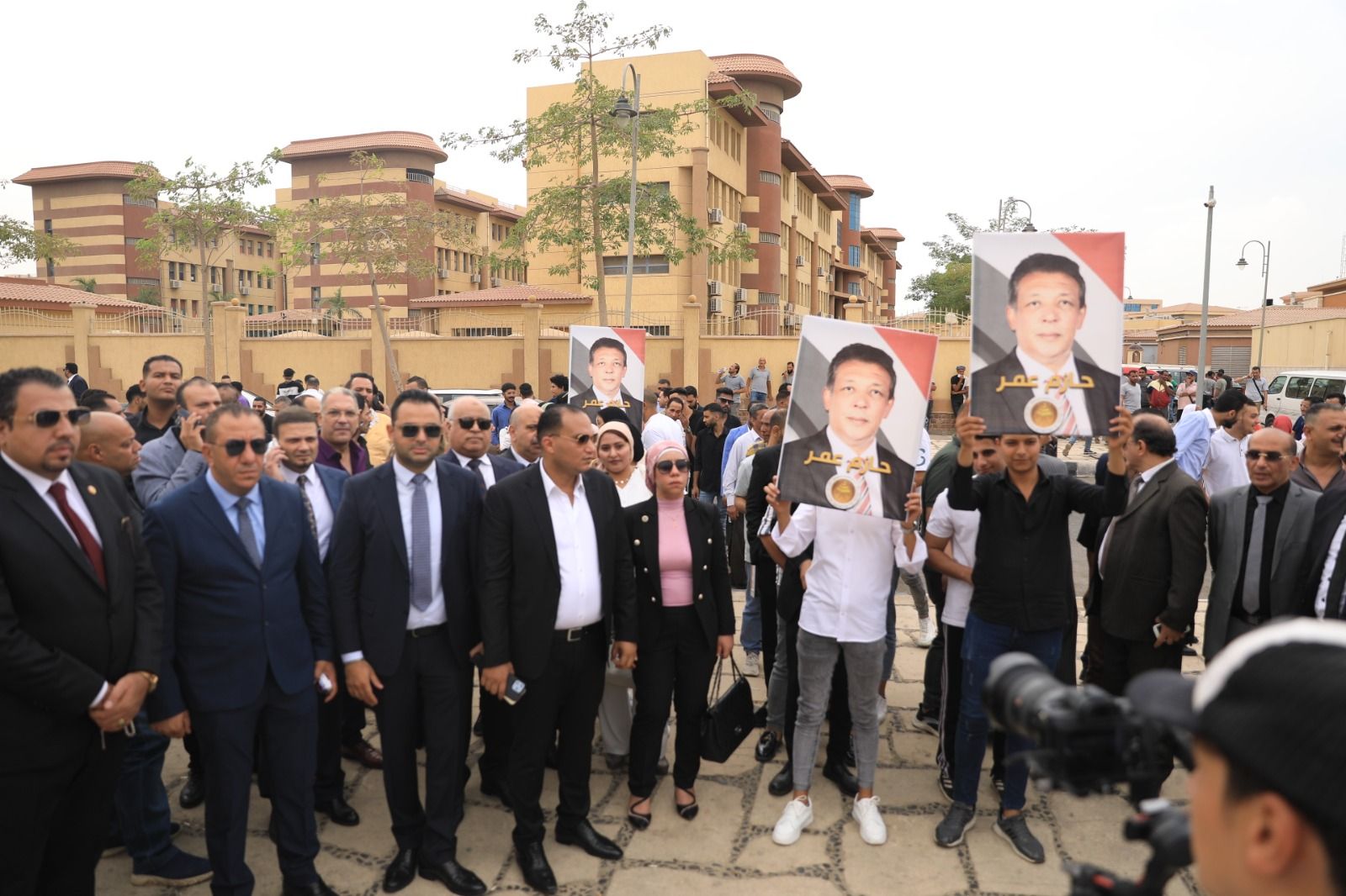 حازم عمر المرشح الرئاسى المحتمل يتابع عملية توثيق توكيلات دعم مرشحي الرئاسة