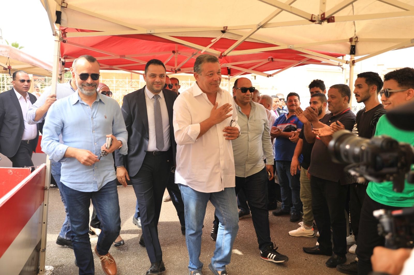 حازم عمر المرشح الرئاسى المحتمل يتابع عملية توثيق توكيلات دعم مرشحي الرئاسة