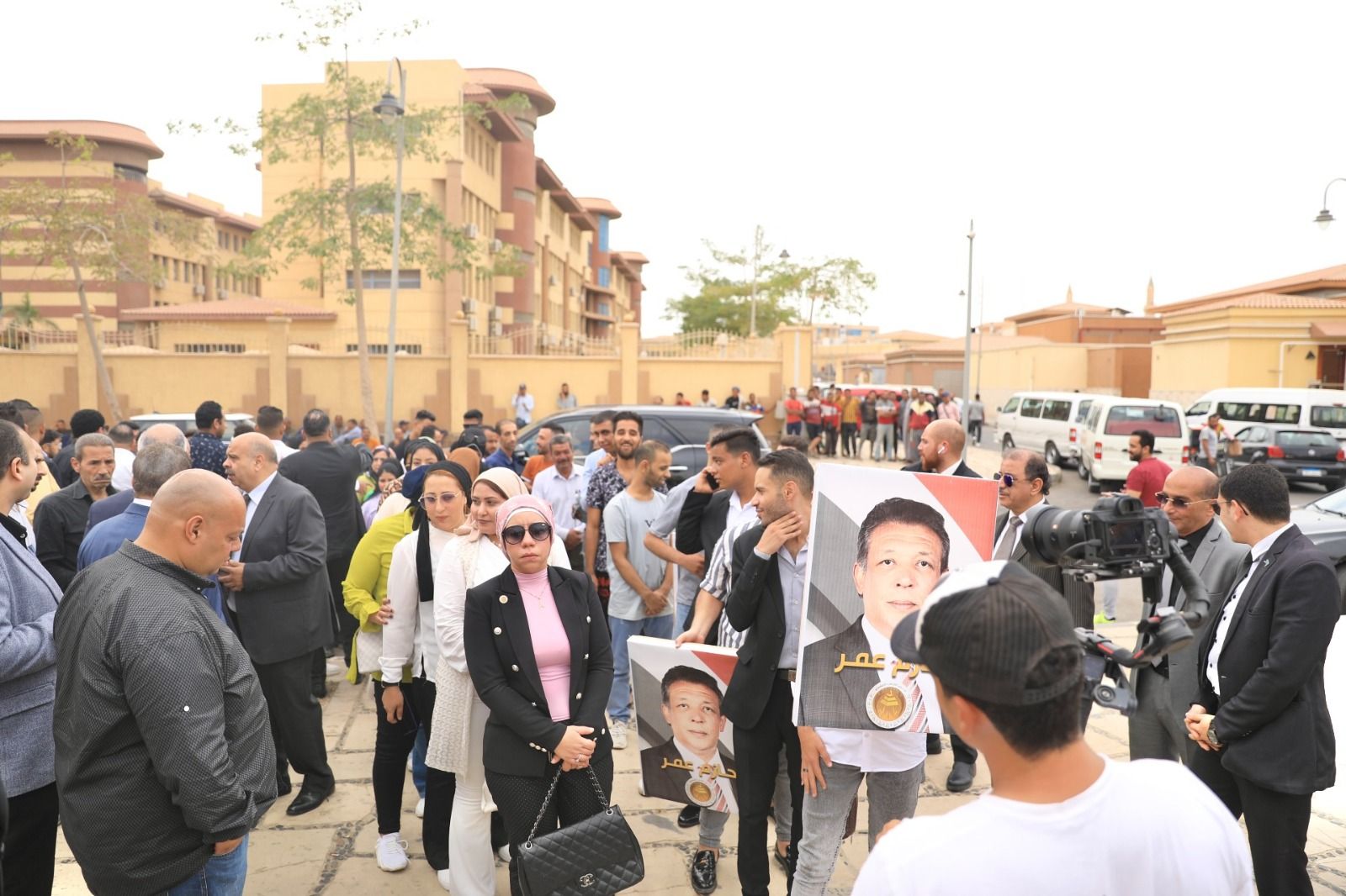 حازم عمر المرشح الرئاسى المحتمل يتابع عملية توثيق توكيلات دعم مرشحي الرئاسة