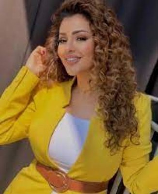 اجمل مذيعة سعوديه تستعرض جمالها وانوثتها القاتلة في موضة عام2023.. الجمهور يصفها بحورية الأرض الساحرة!!