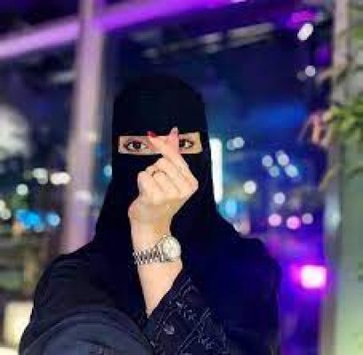 حسناء سعودية تفقد السيطرة على نفسها أمام شاب مفتول العضلات يعمل في محل.. لن تصدقوا ماذا طلبت منه بكل جرأة وبدون ان تتردد.؟!