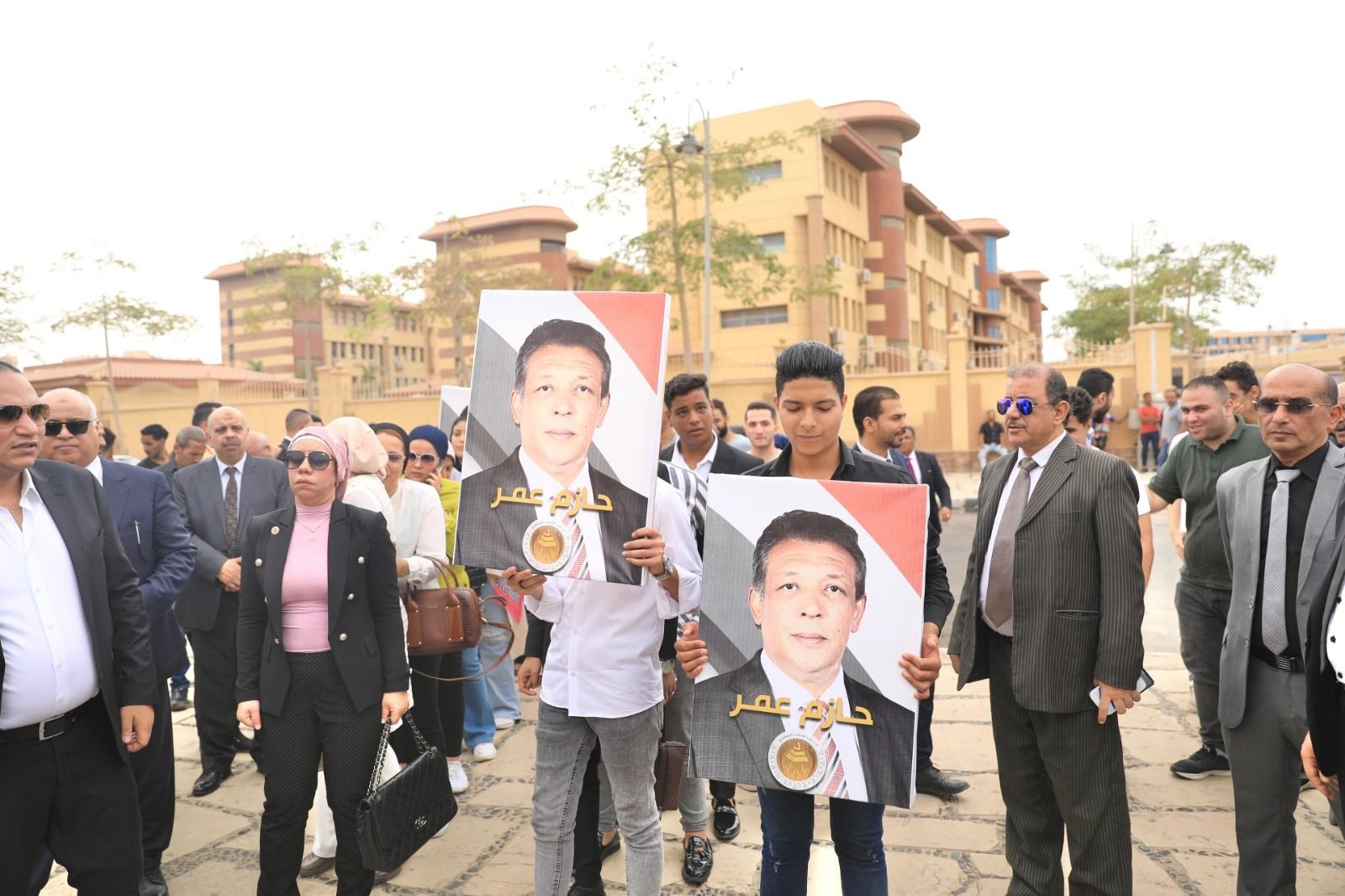 حازم عمر المرشح الرئاسى المحتمل يتابع عملية توثيق توكيلات دعم مرشحي الرئاسة