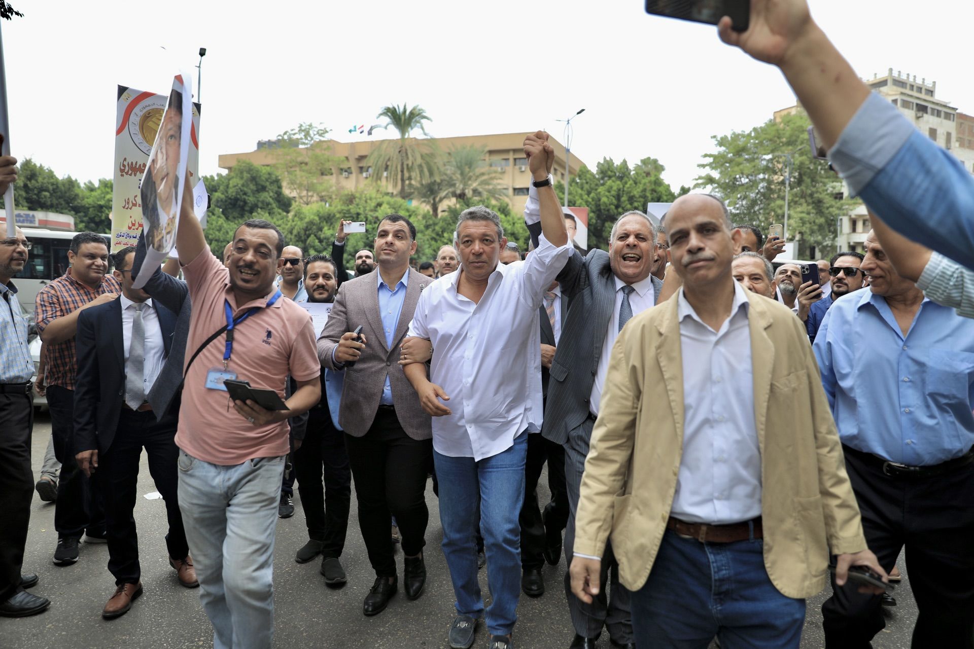 حازم عمر المرشح الرئاسى المحتمل يتابع عملية توثيق توكيلات دعم مرشحي الرئاسة