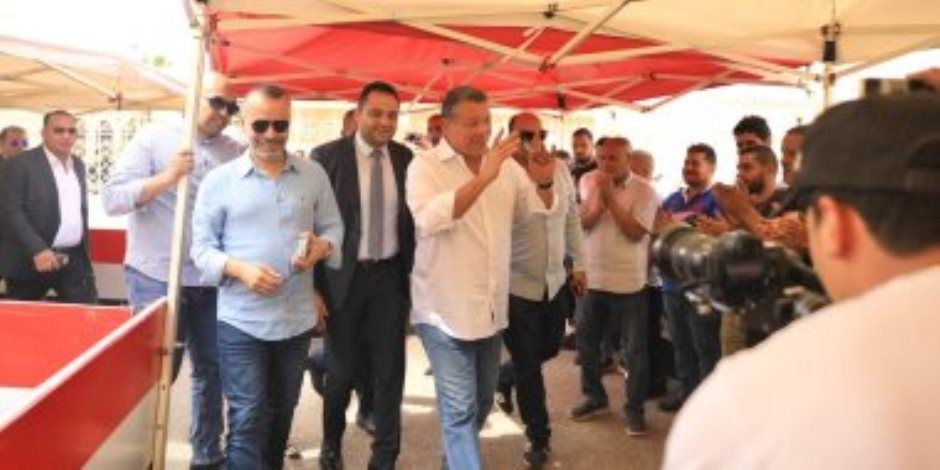 حازم عمر المرشح الرئاسى المحتمل يتابع عملية توثيق توكيلات دعم مرشحي الرئاسة