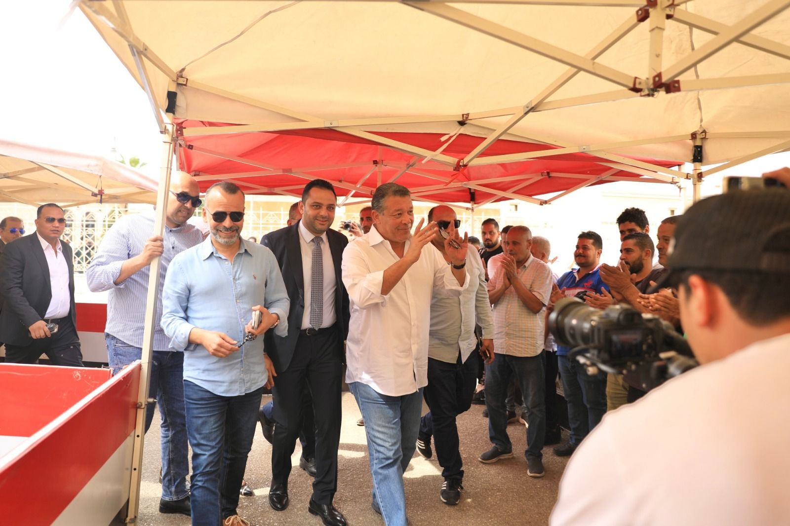 حازم عمر المرشح الرئاسى المحتمل يتابع عملية توثيق توكيلات دعم مرشحي الرئاسة