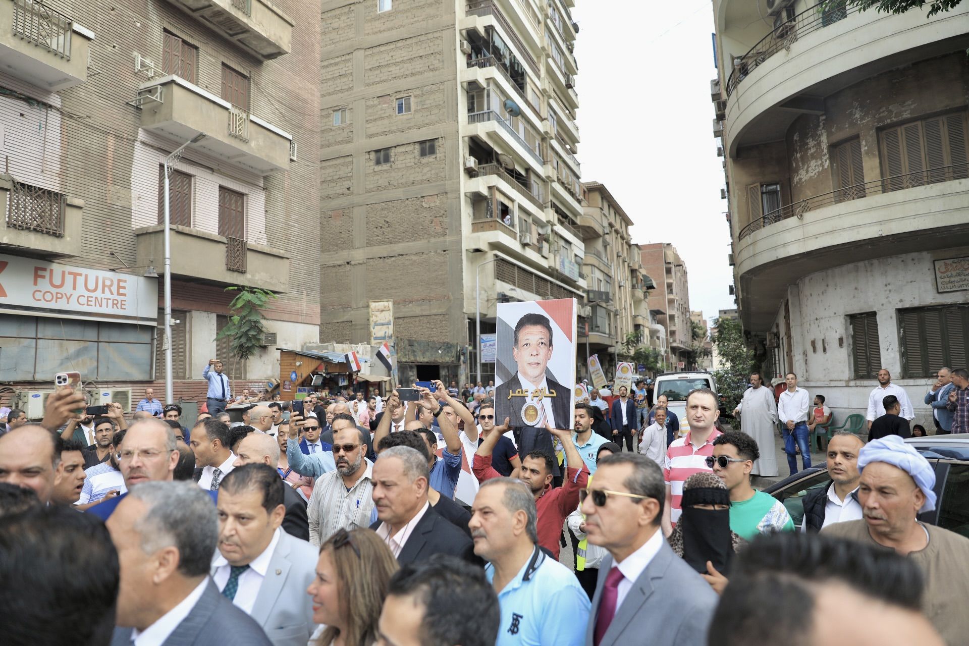 حازم عمر المرشح الرئاسى المحتمل يتابع عملية توثيق توكيلات دعم مرشحي الرئاسة