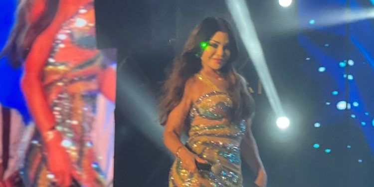 اتفرج بالفيديو .. موقف محرج تتعرض له هيفاء وهبي عند سقوط فستانها لتمسك به على المسرح !