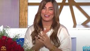 اشهر مذيعة في قناة إم بي سي تستضيف شابا وسيما لتعلن الزواج منه ..المفاجأة الأكبر من يكون؟!صور