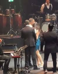 شاب يتعرض لموقف محرج وعو يتقدم لخطوبة فتاة خلال حفل ‘‘كاظم الساهر’’ لتكون هذه هي ردة فعل كاظم !