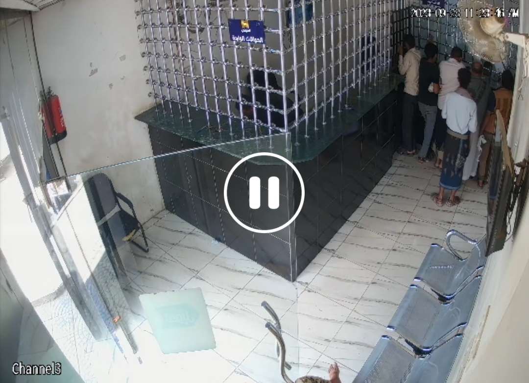 اليمن : لصان يسرقان رجل مُسن 35 ألف ريال سعودي داخل مركز صرافة في تعز.. اتفرج