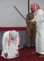 سعودي حكم عليه بالاعدام وعندما رفع السياف سيفه لتنفيذ الحكم وقعت أعجوبة لا يصدقها العقل..اتفرج