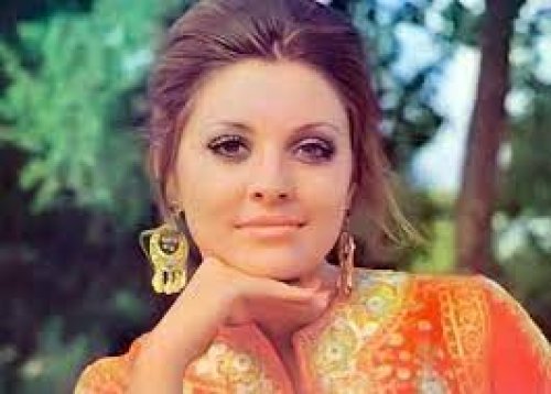 جورجينا رزق تجن من الشوق وتفقد السيطرة على نفسها وتقوم بهذا العمل المخجل في سيارتها وأمام المارة دون خجل ... وعندما فتح أحد المارة السيارة انكشف المستخبي.؟!