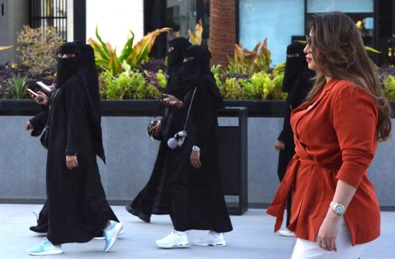 قرار ملكي مفاجئ: منح الإقامة الأبدية مدى الحياة في السعودية لمن يتزوج بفتاة من هذه الجنسية فقط!