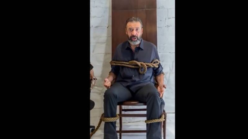 اتفرج بالفيديو .. الفنان المصري كريم عبدالعزيز وهو مكبل اليدين والقدمين لحظة إعلان تأييده للرئيس المصري