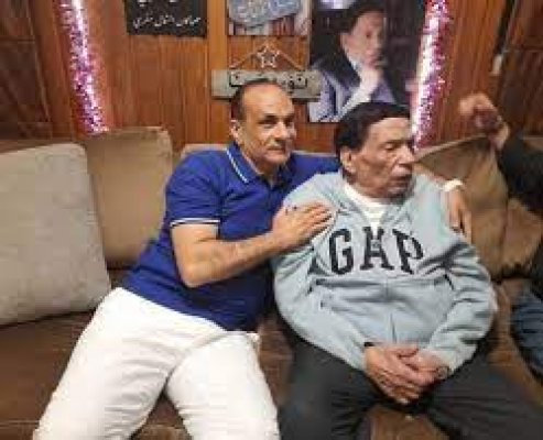 حزن كبير .. عادل إمام مصاب بالزهايمر،، ولم يعد يتذكر حتى أبنائه،، تسريب مقطع فيديو صادم له أبكى الجمهور العريض بشده!!