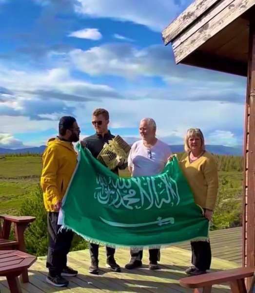 شاب أوروبي طلب يد فتاة سعودية فاشترطت عليه ان يعتنق الاسلام وهنا كانت الصدمة !..اتفرج الصورة