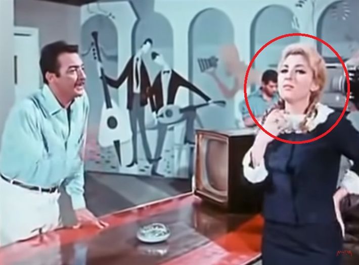 اكتشاف خطأ فادح لم يلاحظه أحد في مشهد نادية الجندي من فيلم «صغيرة على الحب» والأخيرة يجن جنونها !