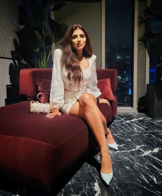 بفستان أسود فوق الركبة.. مي عمر تثير الجدل بإطلالة جريئة