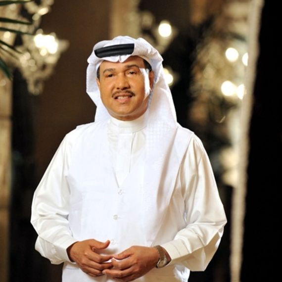 فتاة السعودية الجميلة تجعل الفنان محمد عبده يترك أغنيته وينهار من البكاء..اتفرج