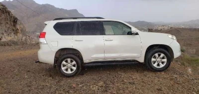 مقيم يمني نام عند ابن عمه في المملكة ووضع سيارته برادو أمام السكن..وعندما استيقض كانت المفاجأة!..صورة