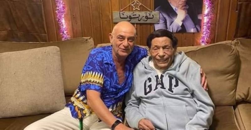 الزعيم عادل إمام يتنبأ بموت فنان ويبكي عليه.. هل فقد عقله وصار يهذي؟