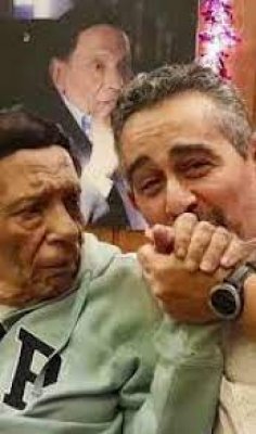 صورة مؤلمة للزعيم ’’عادل إمام‘‘ على السوشيال ميديا وشقيقه يقلق الجمهور بما قاله هذه المره .. لن تتخيلو كيف ظهر