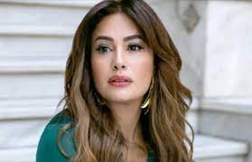 هند صبري تشهر سيف جمالها وتظهر بلبس فاتن للغاية جعل الجمهور في حالة جنون ... وتتعمد فعل هذه الشيء الذي يعشقه الرجال