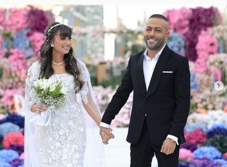 صورة تثير الجدل لتامر عاشور وزوجته في شهر العسل !