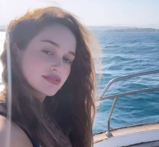 نور إيهاب بإطلالة جريئة من وسط البحر على انستجرام