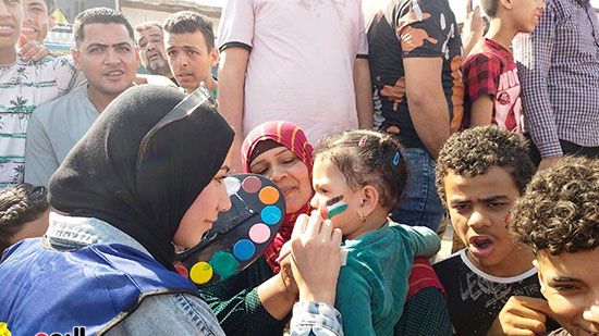 رسم علم فلسطين على وجوه الشباب والأطفال المشاركين فى مسيرات التضامن بشبرا الخيمة